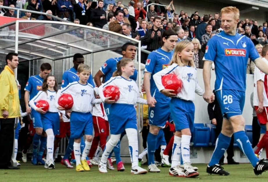 Einlaufkinder: England- Klub nimmt 830 Euro fürs Händchenhalten