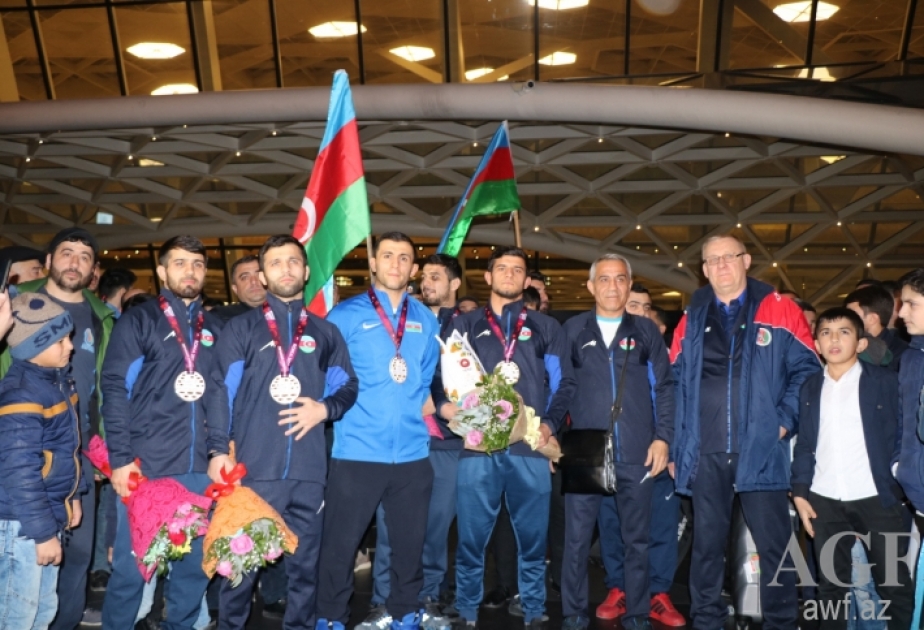 Avropa çempionatında tarixi uğura imza atan yunan-Roma güləşi üzrə komandamız Vətənə qayıdıb