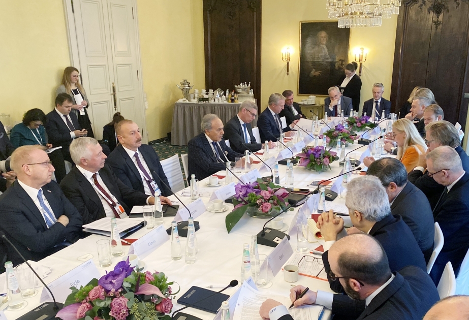 Ilham Aliyev asistió a la mesa redonda sobre Seguridad Energética