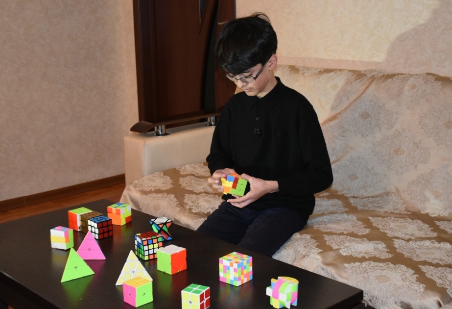 Qubalı məktəbli kubik-rubikin sürətli yığılması üzrə rekorda imza atmaq istəyir FOTO VİDEO
