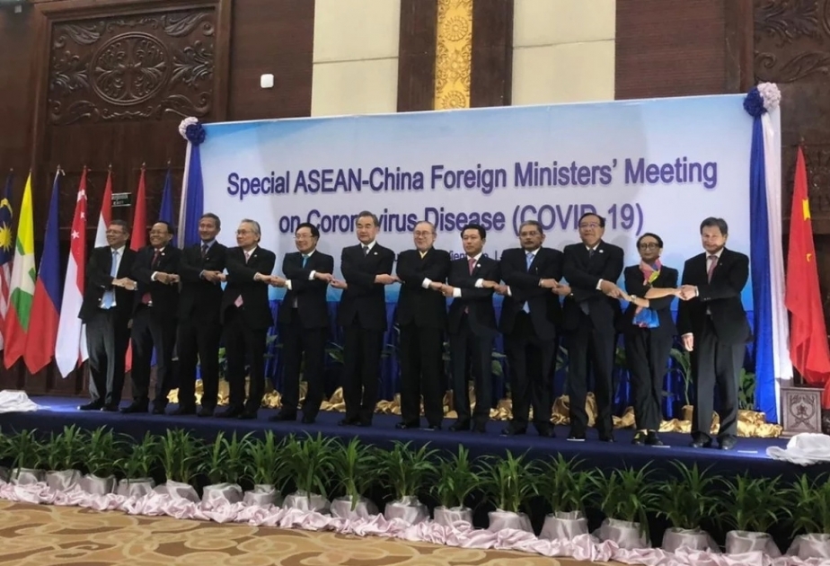 Ministros de Exteriores de China y ASEAN sostienen reunión especial sobre lucha conjunta contra COVID-19
