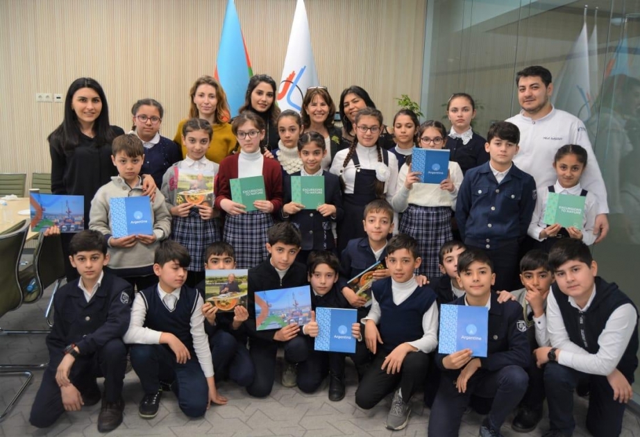 La Embajada de Argentina en Azerbaiyán familiariza a los alumnos azerbaiyanos con su cultura