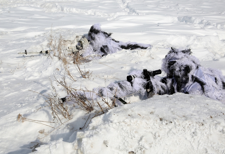 Aserbaidschanische Soldaten führen militärische Übung in Schneebergen