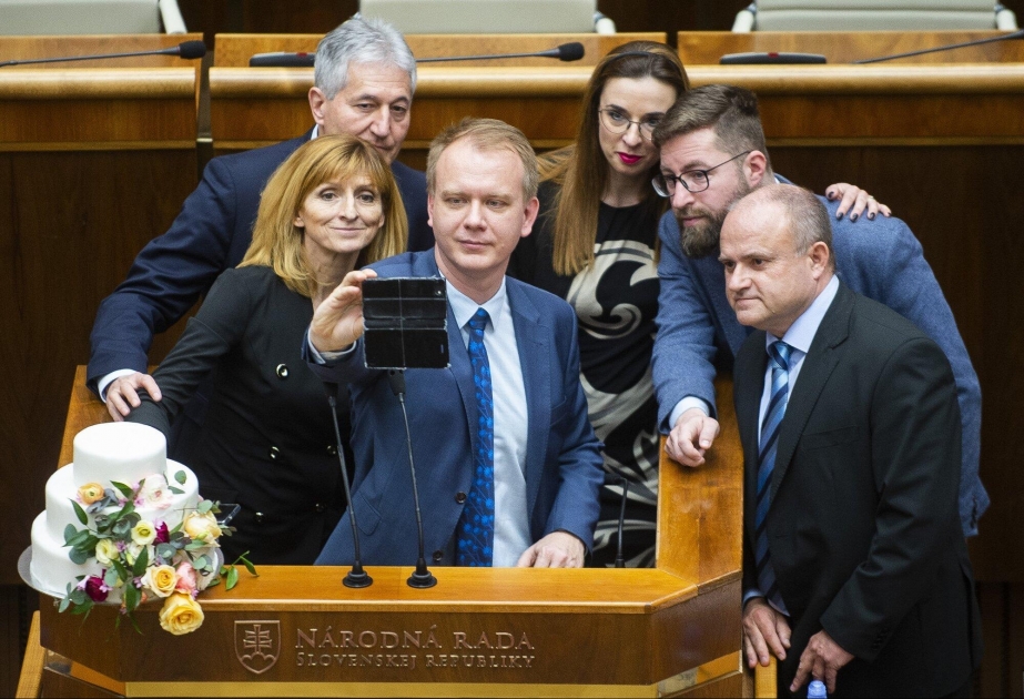 Slovakiya parlamentində “tort etirazı“ başa çatıb