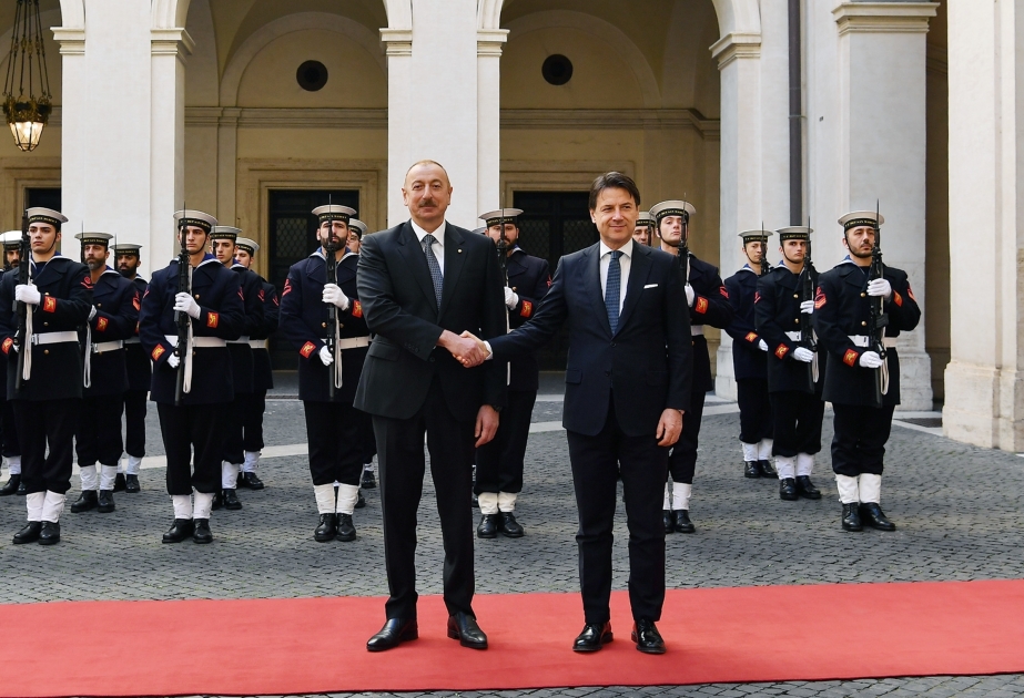 Präsident Ilham Aliyev trifft sich mit Italiens Ministerpräsident Giuseppe Conte zu Vier-Augen-Gespräch VIDEO