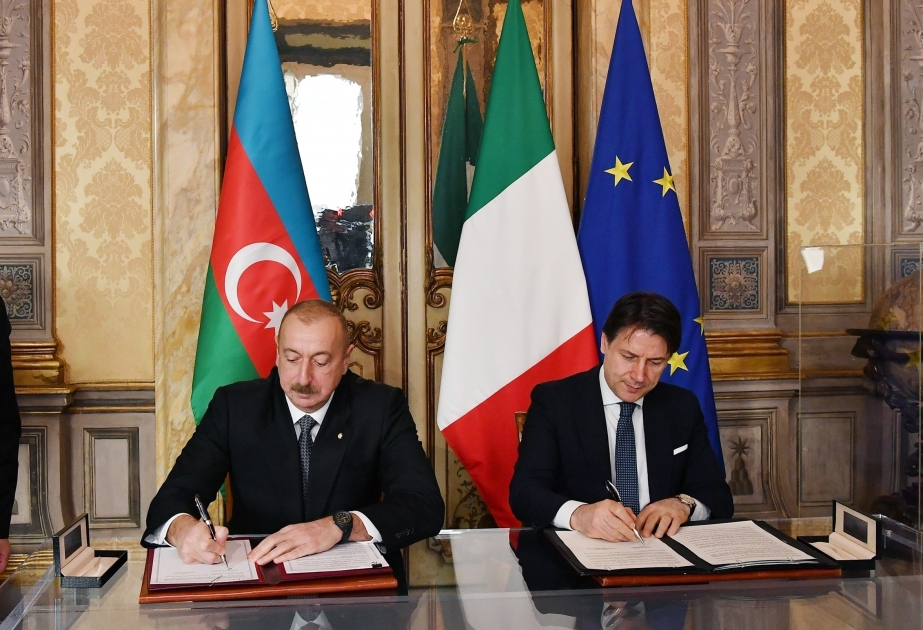 Echange des documents entre l'Azerbaïdjan et l'Italie VIDEO