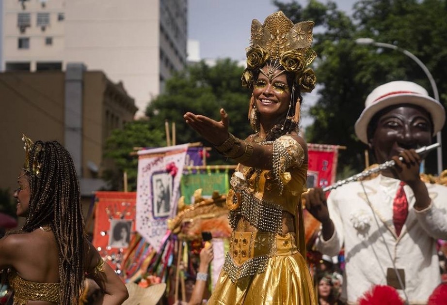 Өзі қарап отыр Белге дейінгі эротикалық әңгімелер