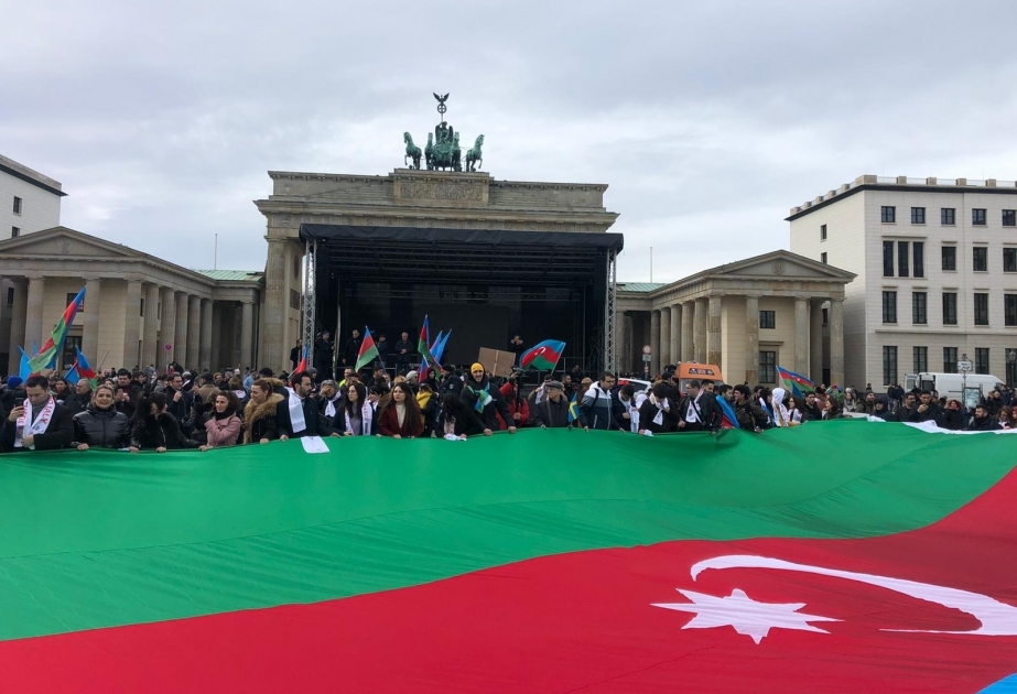 La plaza frente a la Puerta de Brandenburgo llena de participantes del próxima manifestación paneuropea de Karabaj
