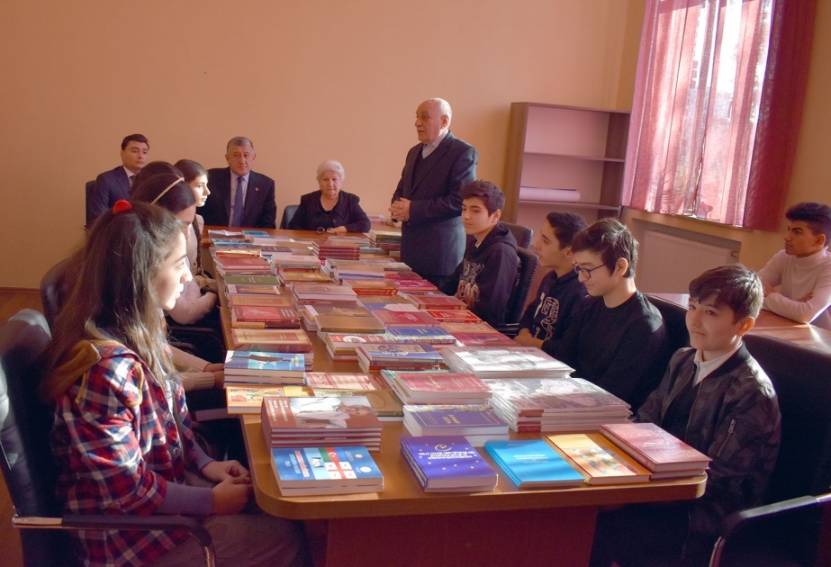 “Kitablarımızı paylaşaq və dilimizi yaşadaq” aksiyası çərçivəsində toplanan nəşrlər Tbilisidəki Azərbaycan dilli məktəblərə paylanır