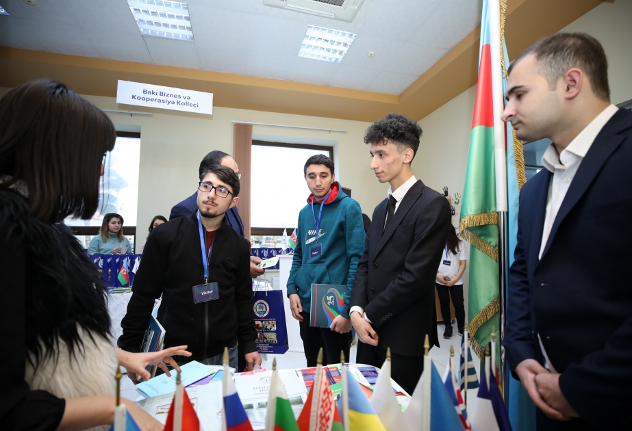 Sabunçu Gənclər evində Azərbaycan universitetlərinin sərgisi açılıb