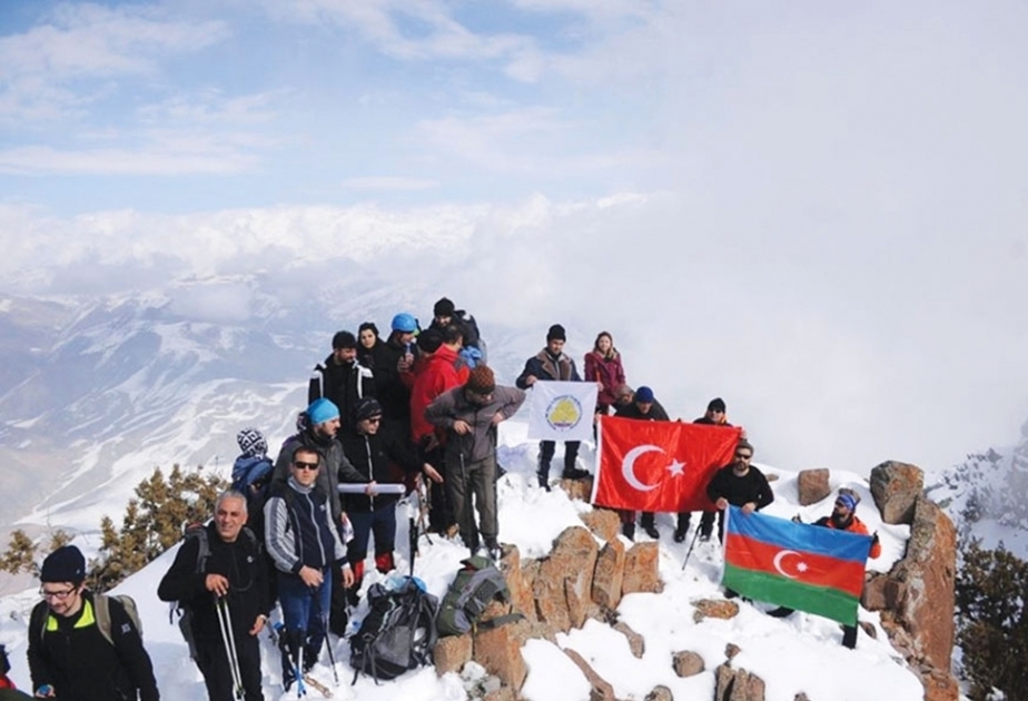 Un groupe d’alpinistes turcs commémore les martyrs du génocide de Khodjaly