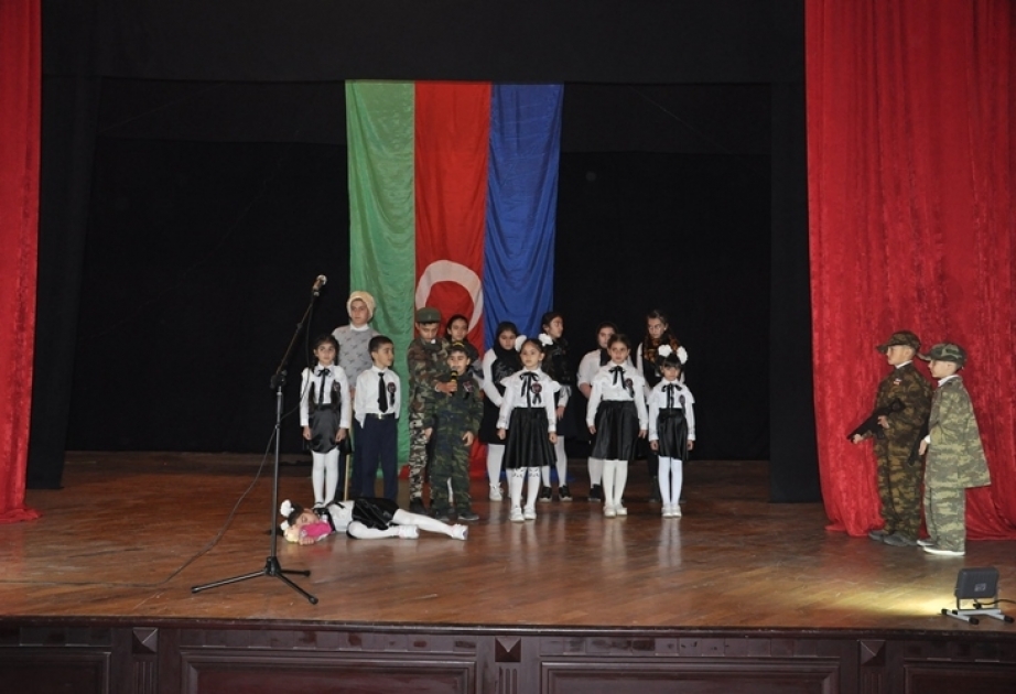 Məktəblilər Xocalı faciəsinə həsr olunan kompozisiya ilə çıxış ediblər