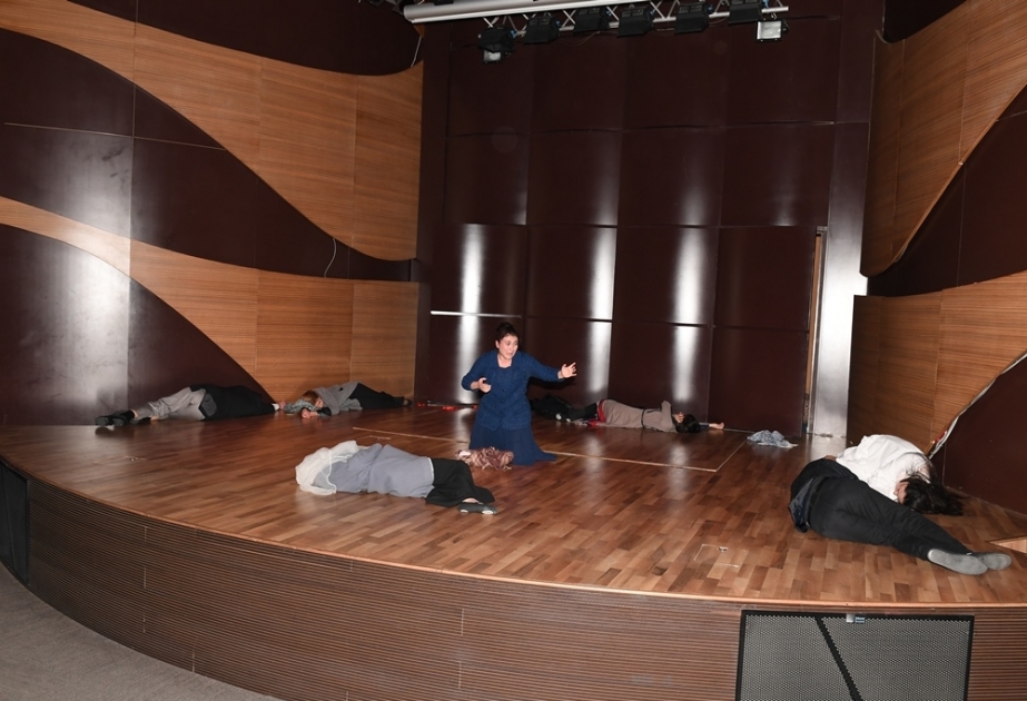 Məcburi köçkünlər “Xocalı - bu olub” tamaşasına baxıblar