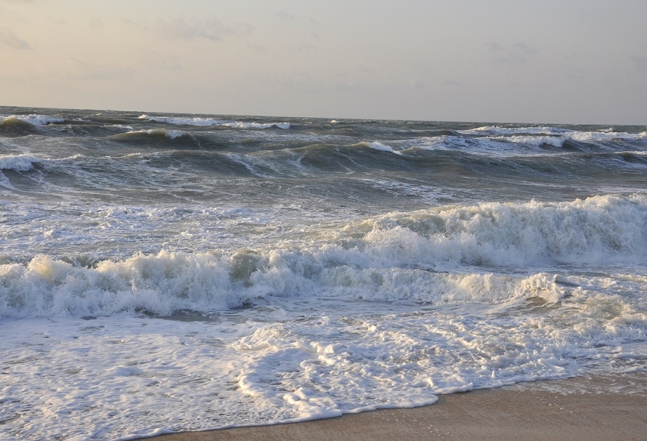 ارتفاع موجات في بحر الخزر بلغ 3.8 أمتار
