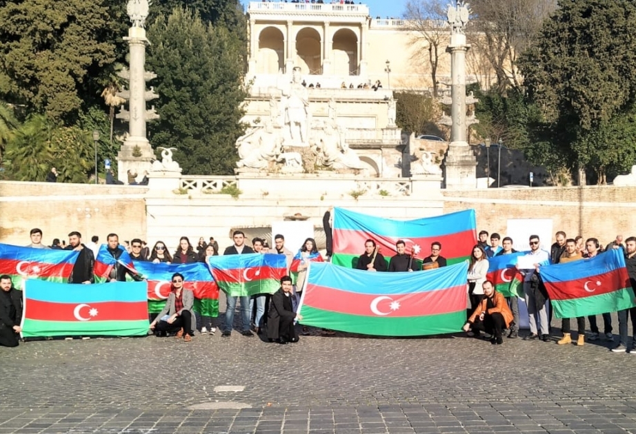 Azərbaycanlı gənclər Romada Xocalı faciəsi ilə bağlı məlumatlandırma aksiyası keçiriblər