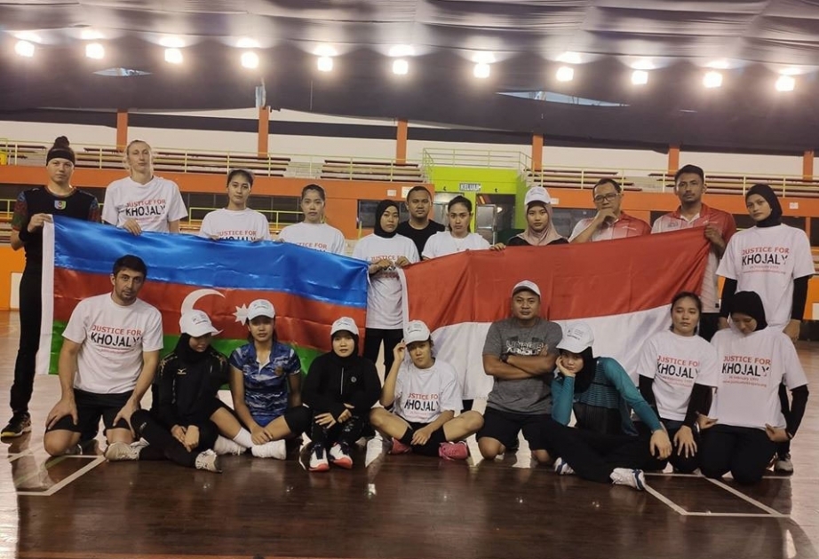 Indonesischer Volleyballclub “Jakarta“ gedenkt der Opfer des Völkermords von Chodschali