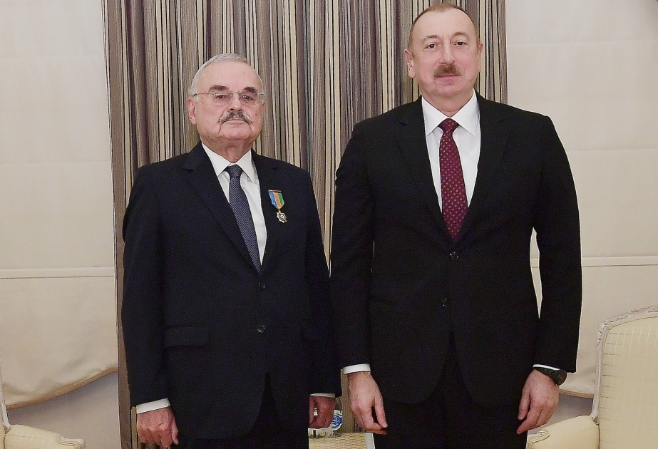 Ilham Aliyev presentó al ex premier la Orden "Por el Servicio a la Patria" de 1er grado