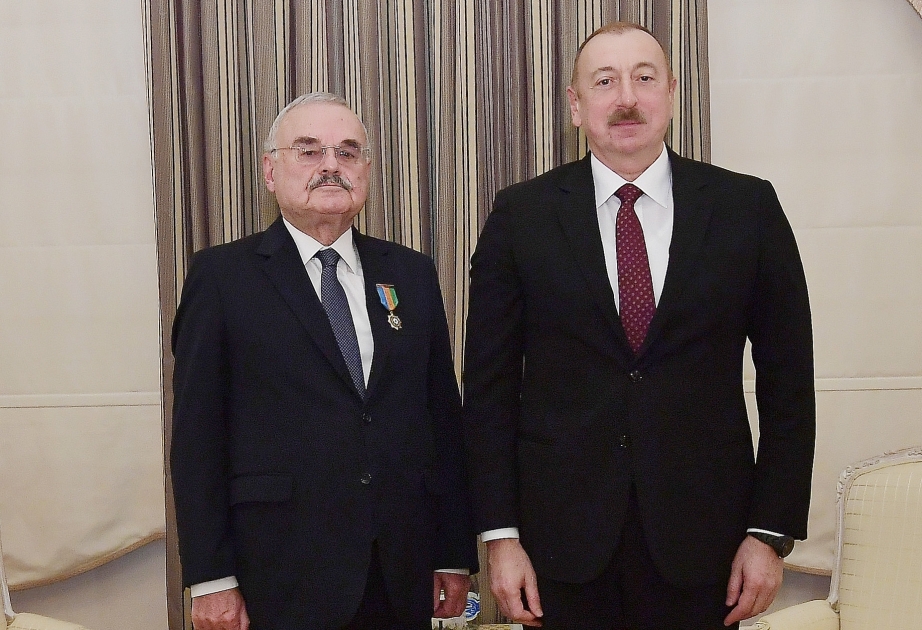 Präsident Ilham Aliyev überreicht Artur Rasi-Zade Orden “Für den Dienst am Vaterland“ VIDEO