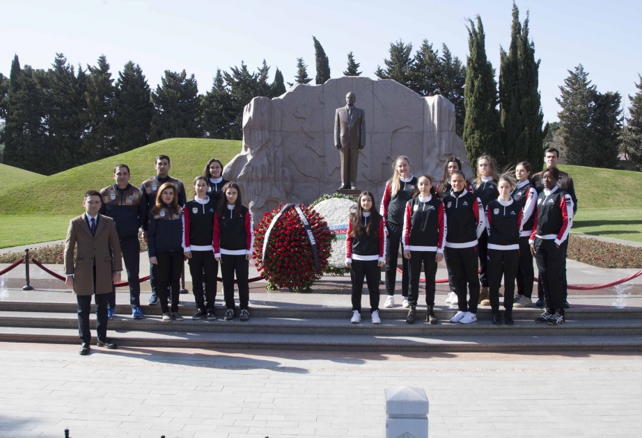 “Voleybol üçün daha bir gün” festivalının iştirakçıları Fəxri xiyabanda ulu öndər Heydər Əliyevin məzarını ziyarət ediblər