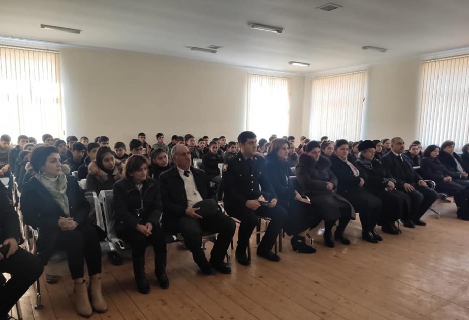 Polis əməkdaşları məktəblilərin maarifləndirilmələri məqsədilə silsilə görüşlər keçirirlər