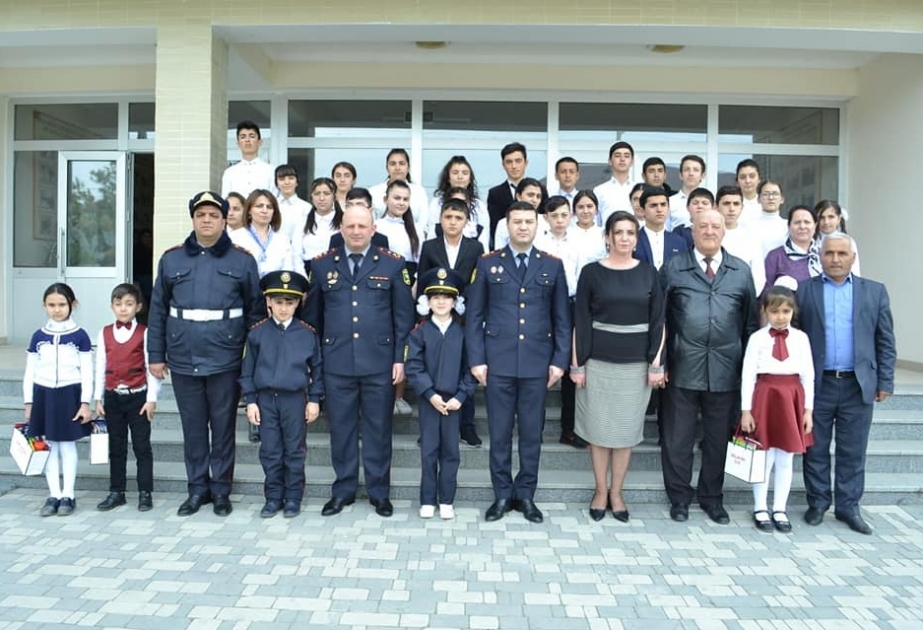 Balakəndə polis əməkdaşları məktəbliləri mükafatlandırıblar