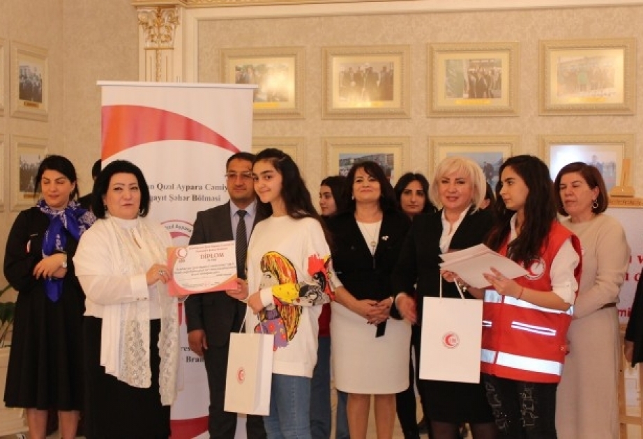 Sumqayıtda “100 il sizinlə - şagirdlərin gözü ilə” rəsm müsabiqəsində qalib gələn 35 şagirdə diplomlar verilib