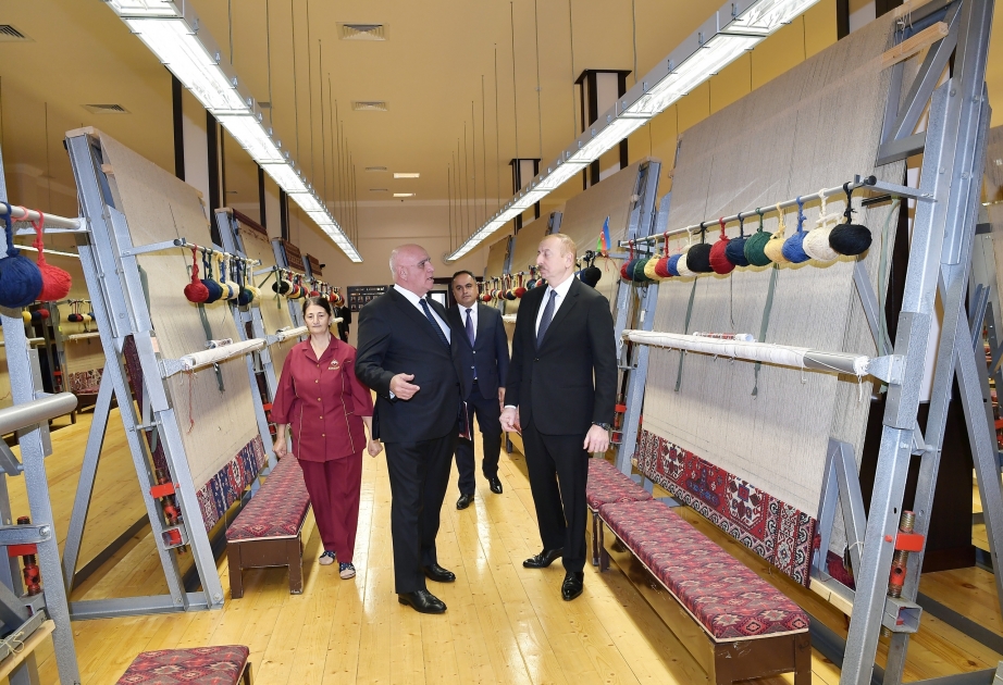 Le président Ilham Aliyev visite la filiale de Goranboy de la société « Azerkhaltcha » VIDEO