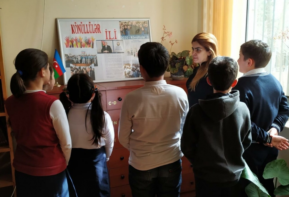 Uşaqlar “Könüllülər ili”nə həsr edilmiş fotostendlə tanış olublar