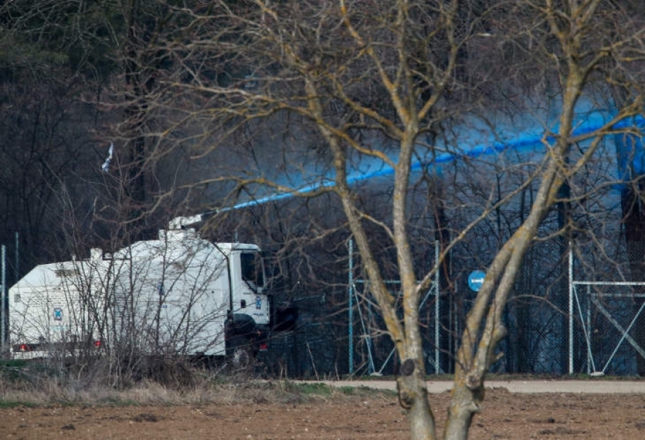 Yunanıstan polisi miqrantları sərhəddən uzaqlaşdırmaq üçün rəngli boyalardan istifadə edir