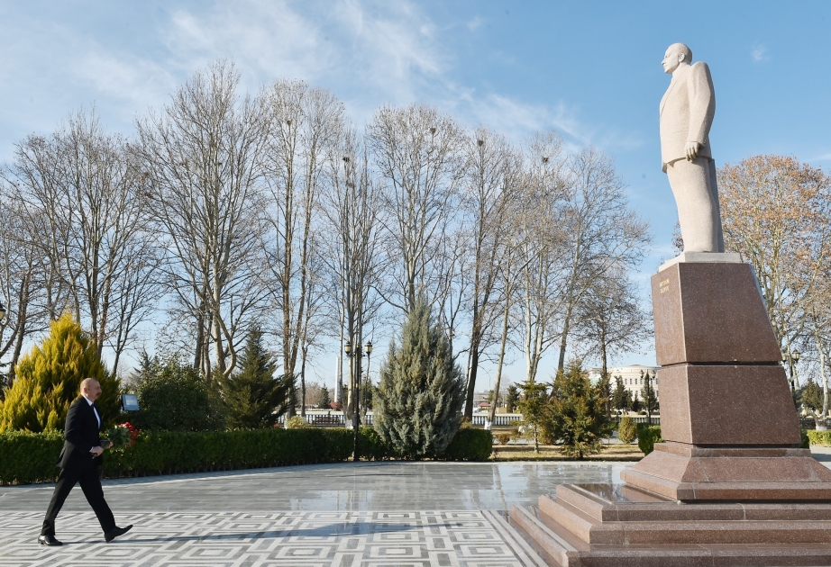 Президент Ильхам Алиев посетил в Газахе памятник великому лидеру Гейдару Алиеву ВИДЕО
