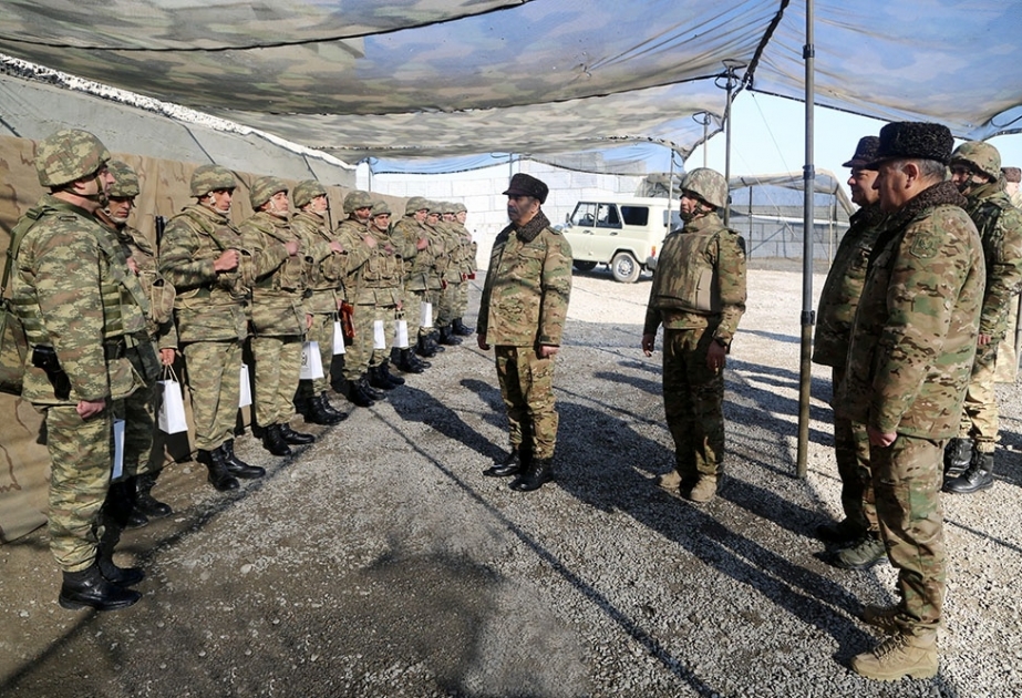Müdafiə naziri ön xətdə xidmət edən hərbi qulluqçularla görüşüb