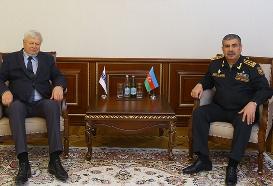 阿塞拜疆国防部长与欧安组织现任主席个人代表安杰·卡斯普希克讨论卡拉巴赫冲突