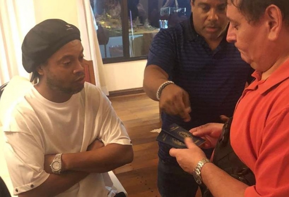 Ronaldinho fue arrestado por poseer presunto pasaporte falso