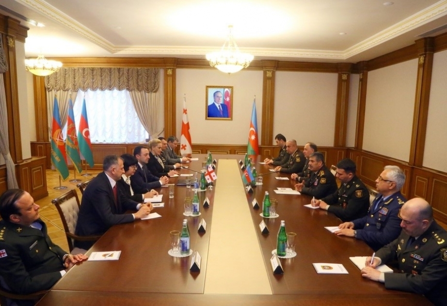 Ministros de Defensa de Azerbaiyán y Georgia se reúnen en Bakú