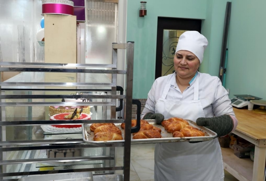 Özünüməşğulluq proqramı çərçivəsində kiçik müəssisələr yaradan qadınlarla iş yerlərində görüş keçirilib