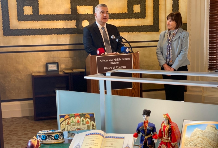 Se presentan libros azerbaiyanos a una biblioteca de fama mundial