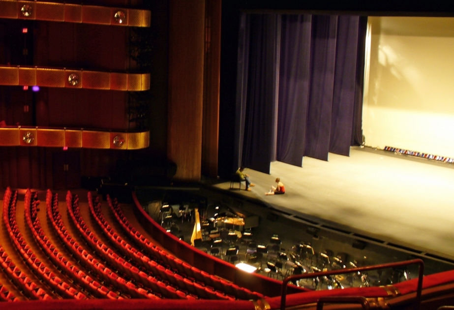 Los salones trabajos en el teatro y conciertos han sido suspendidos debido a la amenaza de propagación del coronavirus
