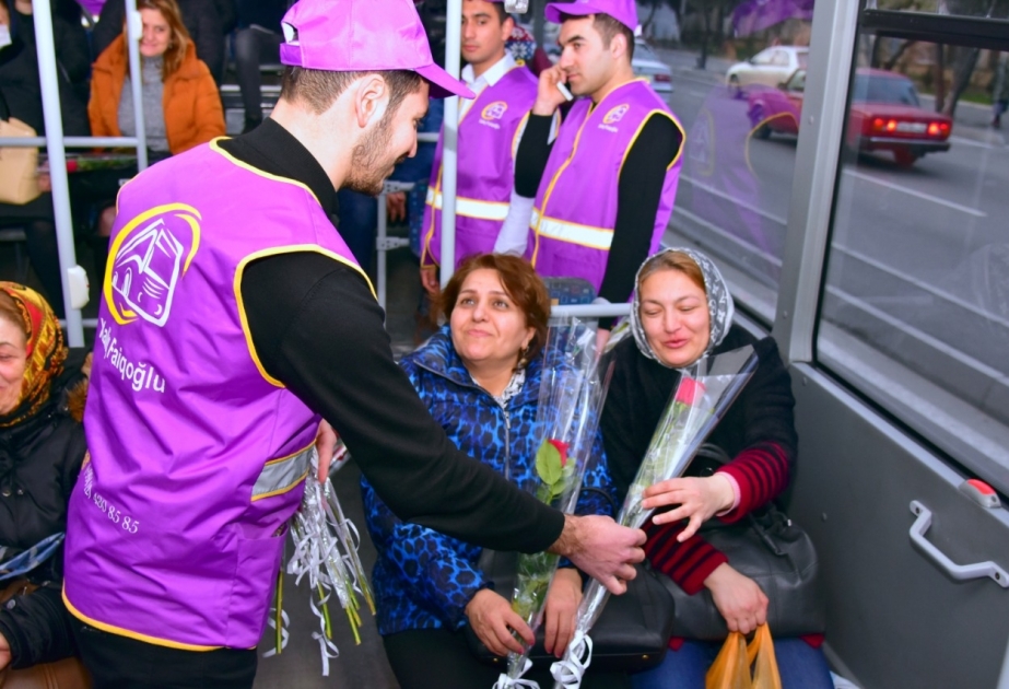 ®  Bakıda marşrut avtobuslarında xanım sərnişinlərə gül hədiyyə edilib
