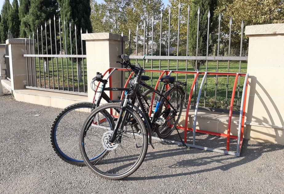 “Azəralüminium”da tullantı dəmir materiallardan velosiped dayanacağı quraşdırılıb