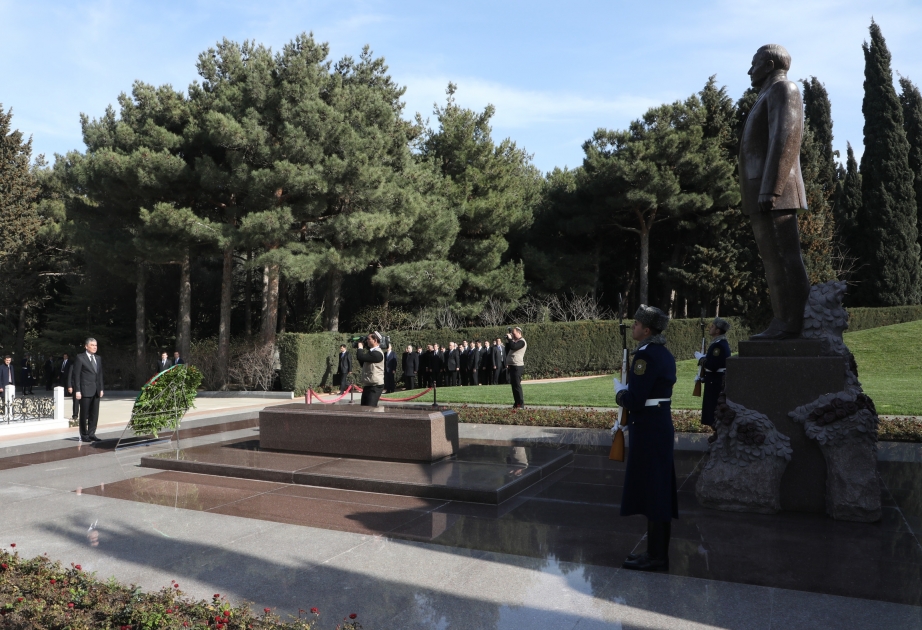 Turkmen President Gurbanguly Berdimuhamedov pays respect to national leader Heydar Aliyev