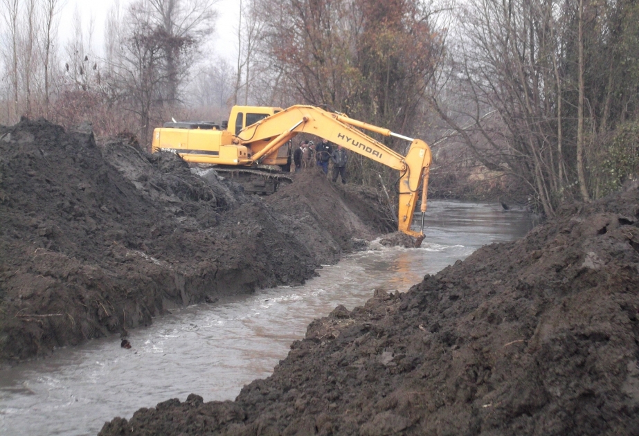 Qaxda torpaqların su təminatını daha da yaxşılaşdırmaq üçün dəmir-beton kanallar çəkilir