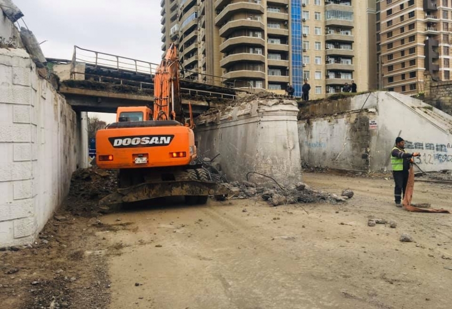 Paytaxtın Mehdi Mehdizadə və 28 May küçələrinin kəsişməsindəki dəmir yolu körpüsü sökülür