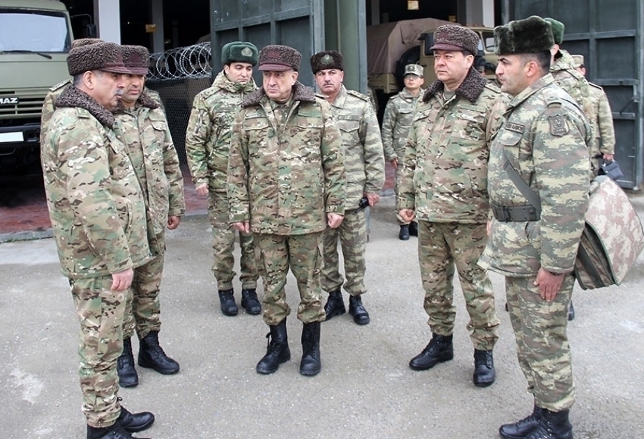Continúa una visita a unidades militares en la zona de primera línea