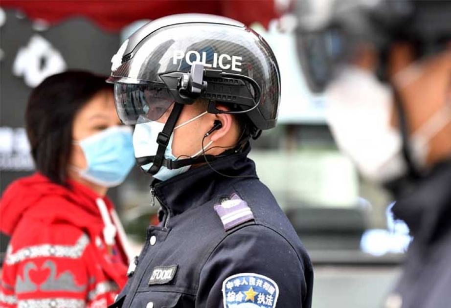 Guardias con casco-termómetro, otra innovación de China ante Covid-19