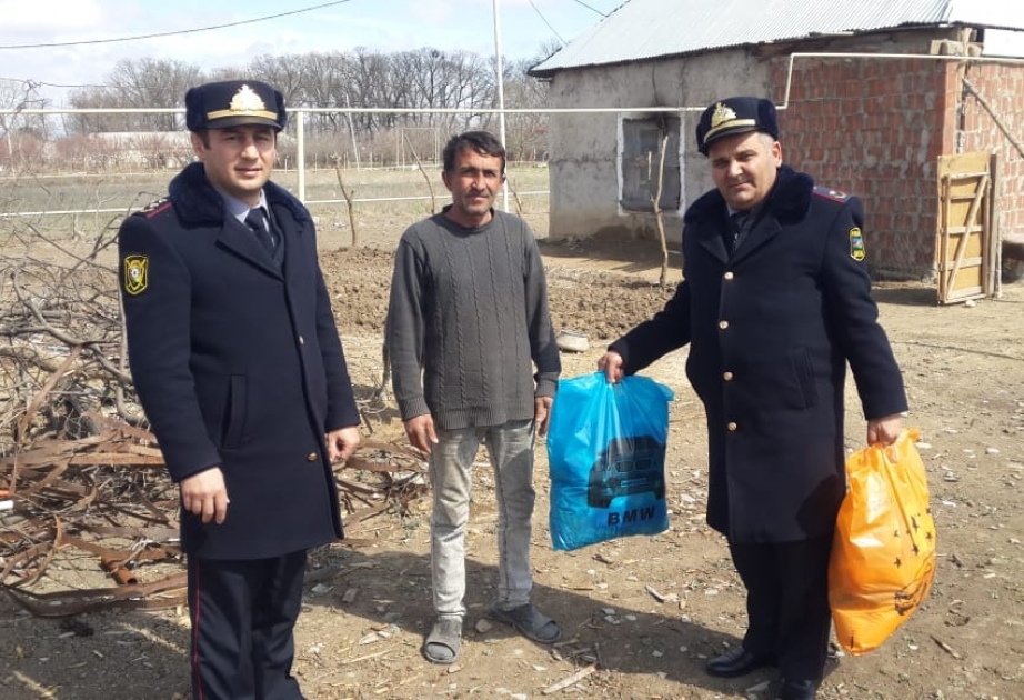 Polis əməkdaşları Samuxda aztəminatlı ailələrə bayram sovqatı paylayıblar