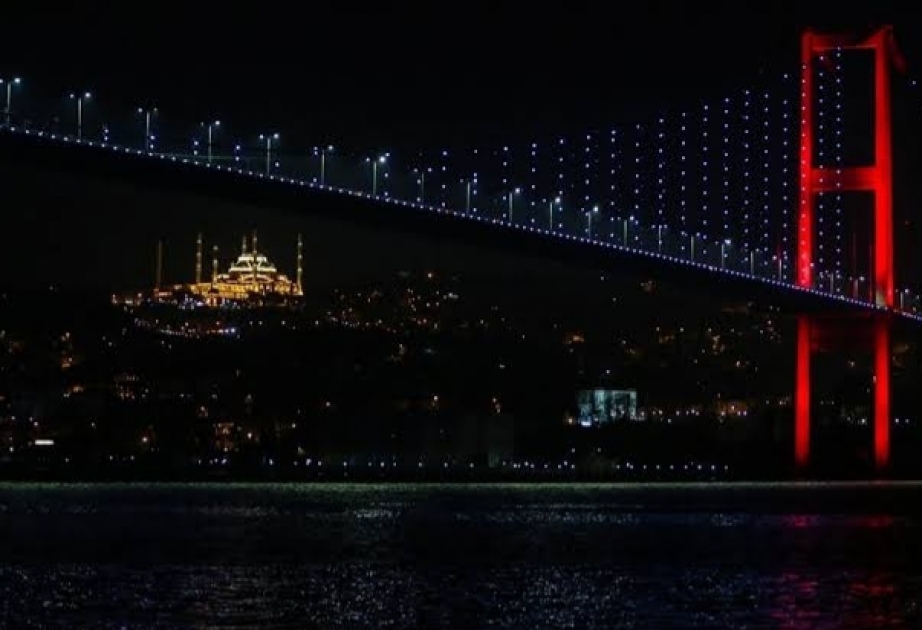 Türkiyədə koronavirusa qarşı mübarizə aparan tibb işçilərinə dəstək məqsədilə alqışlama aksiyası keçirilib