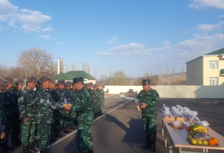 General-polkovnik Elçin Quliyev sərhəd-döyüş məntəqələrində xidmət edən sərhədçilərlə görüşüb