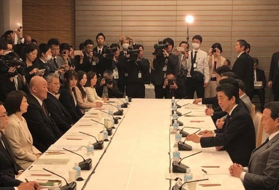 Yaponiyanın Baş Naziri Şinzo Abe böyük tədbirlərin təşkilatçılarını ehtiyatlı olmağa çağırıb