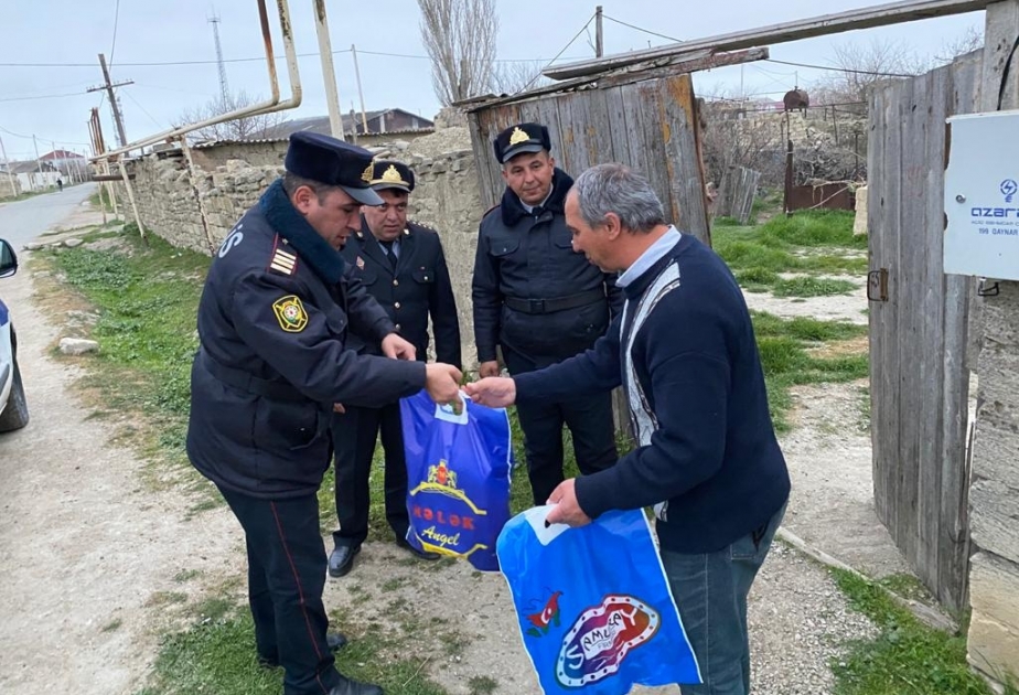 Xızıda polis əməkdaşları aztəminatlı ailələrə bayram sovqatları paylayıblar