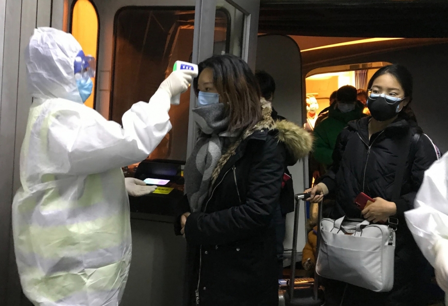 Şanxaya xaricdən gələn sərnişinlərdən koronavirus üçün analizlər götürülür